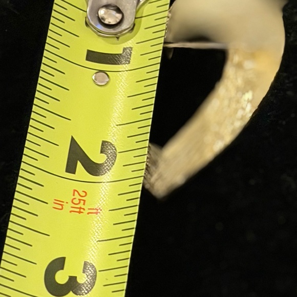 Gold Heart Pin Brooch - Elegant Women’s Jewelry - Picture 4 of 6